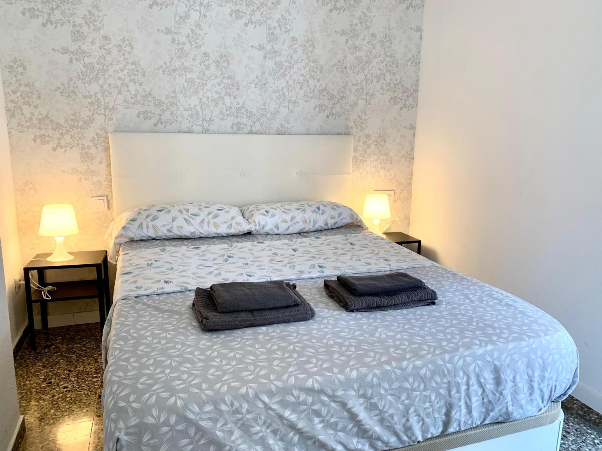 Centrally-Located, Spacious Flat At Historic Centre & Short Walk To Beach Alicante Exterior foto